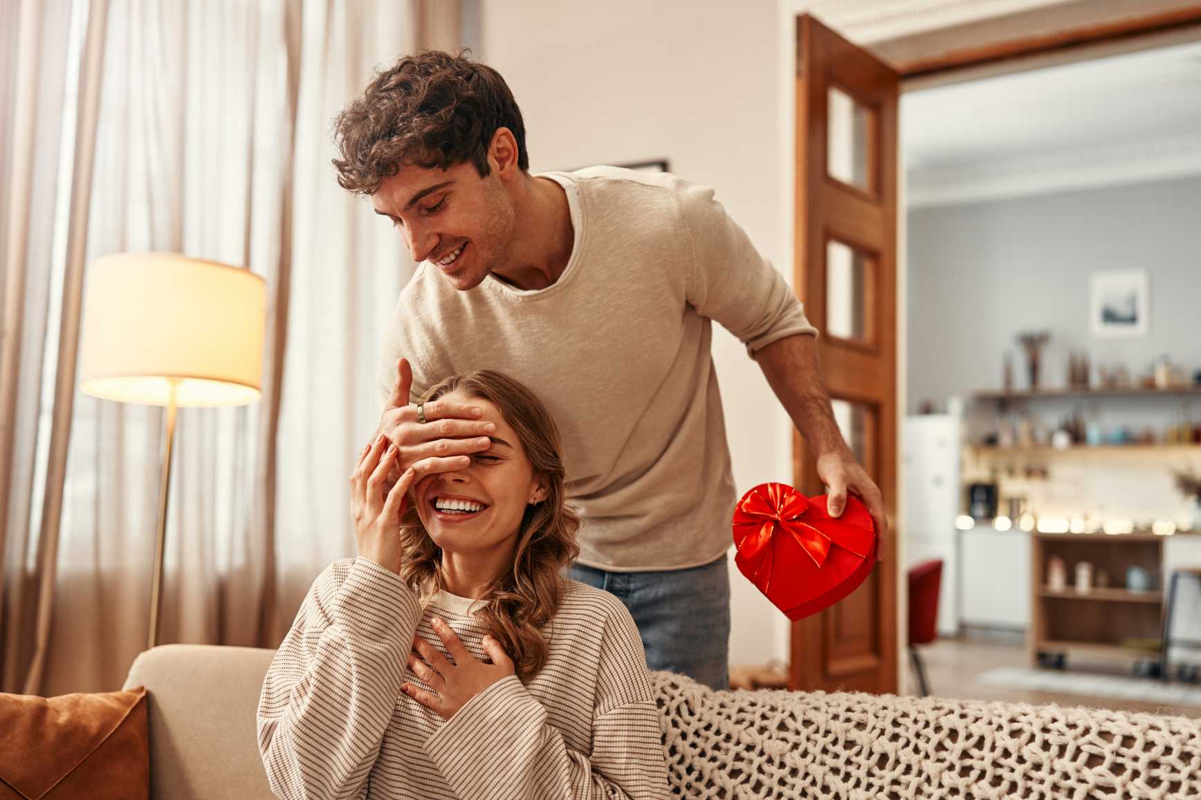 Can You Stack a Smart Ring With a Wedding Band? Fit, Comfort, and Sensor Accuracy