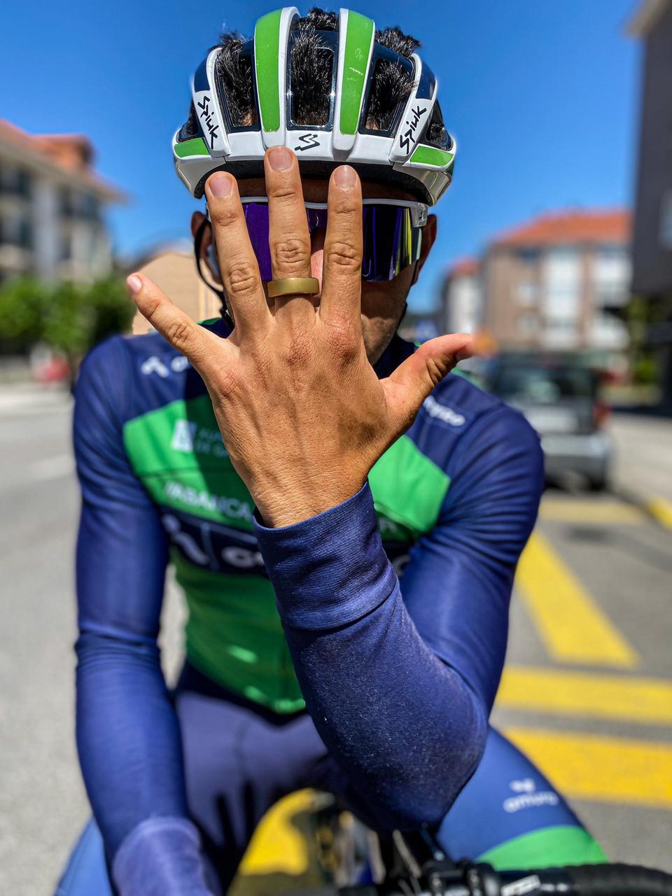 Cyclist wearing smart ring, showing focus on health metrics and fitness tracking